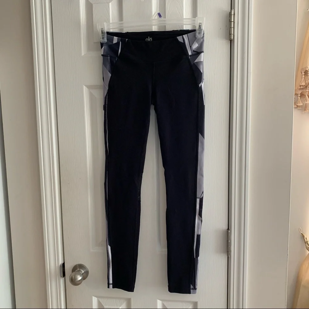 ALO Yoga Leggings - Picture 8 of 8
